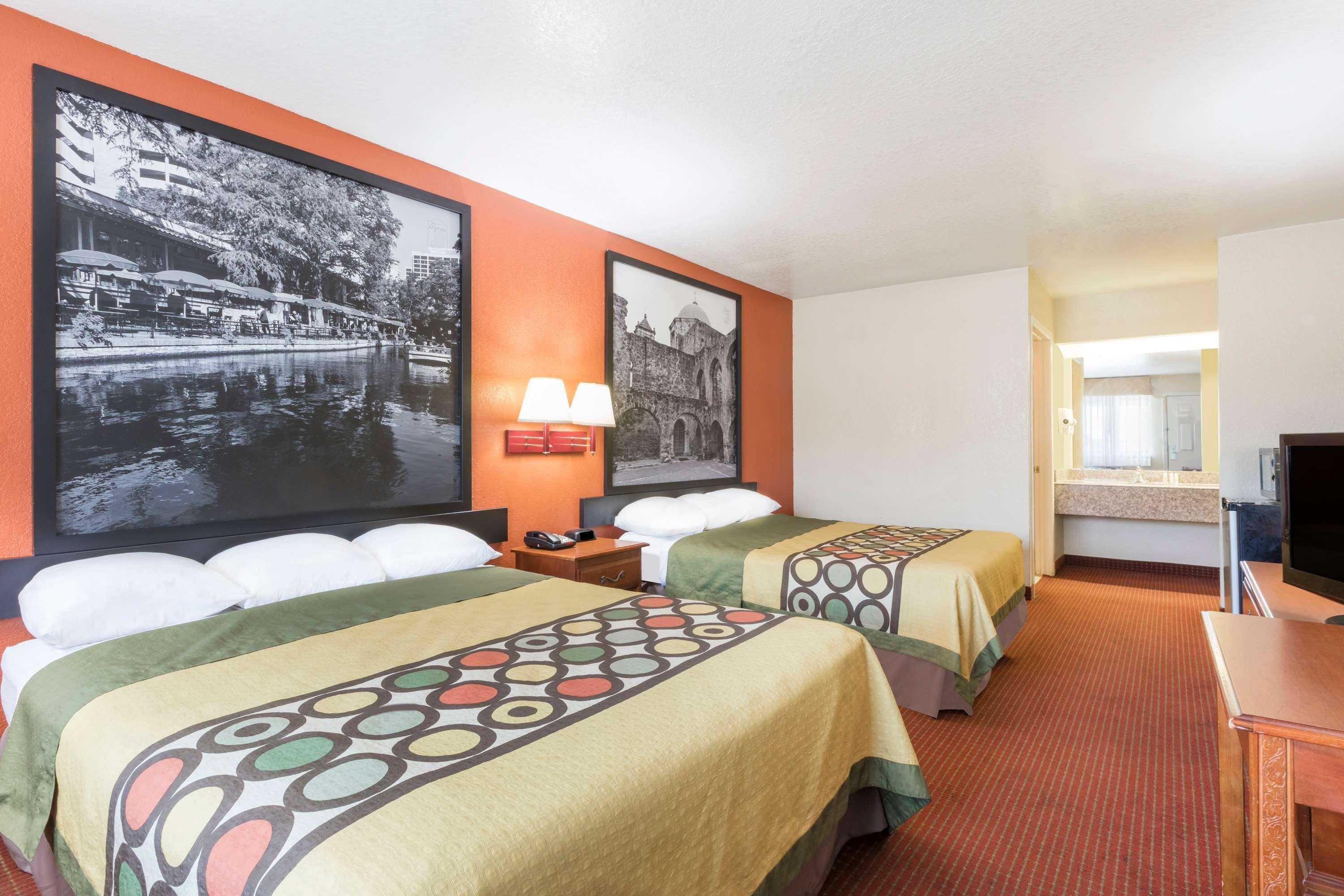 Super 8 By Wyndham San Antonio At I-10 Motel Bagian luar foto