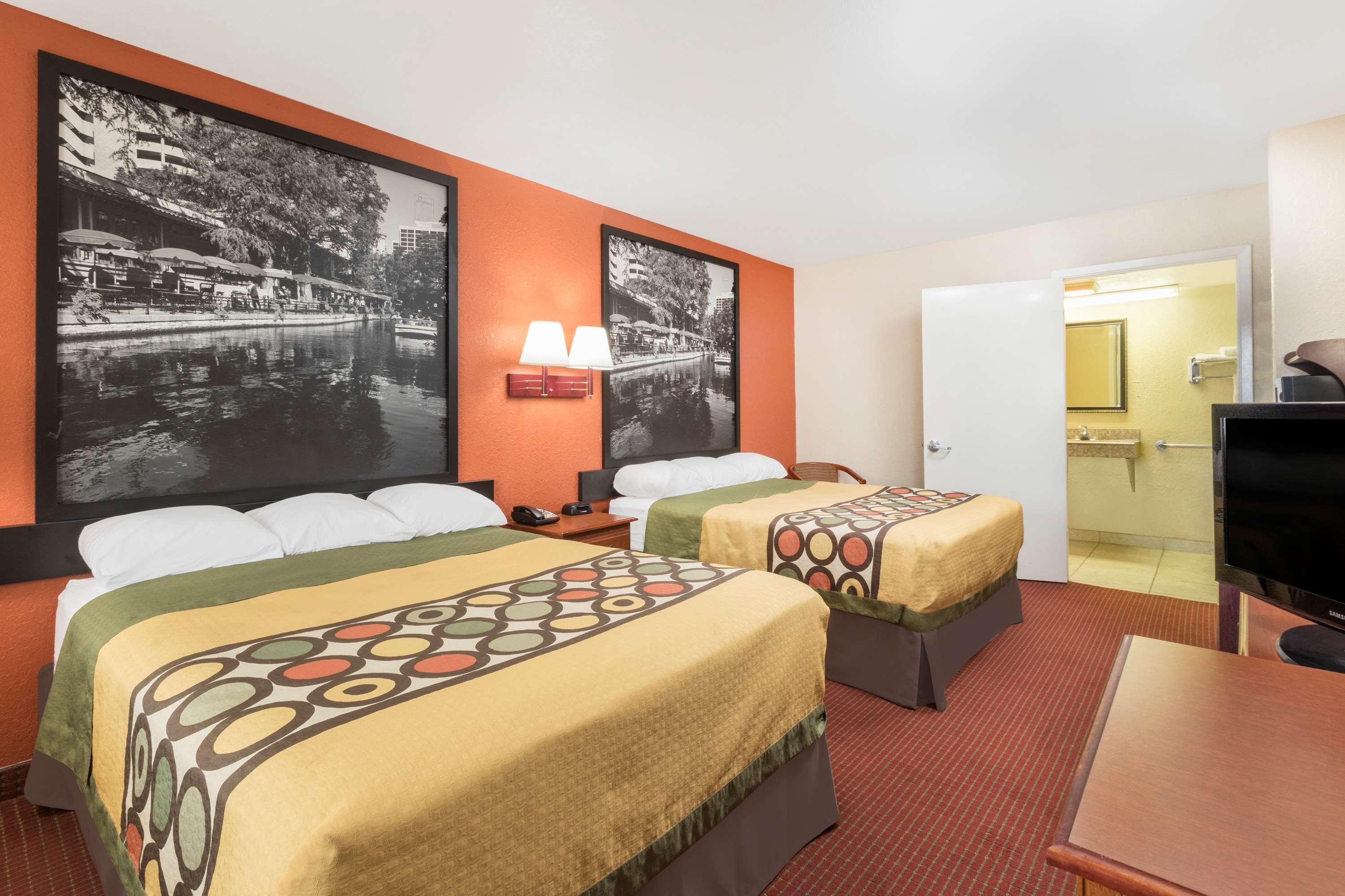 Super 8 By Wyndham San Antonio At I-10 Motel Bagian luar foto