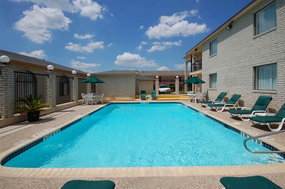 Super 8 By Wyndham San Antonio At I-10 Motel Bagian luar foto