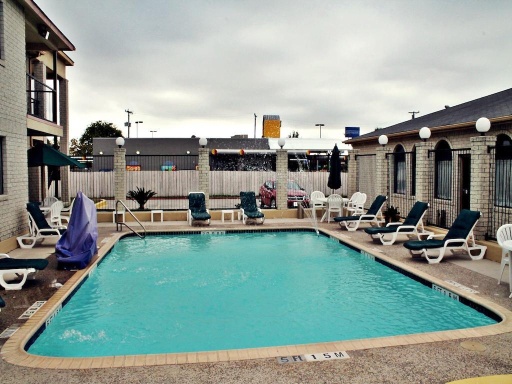 Super 8 By Wyndham San Antonio At I-10 Motel Bagian luar foto