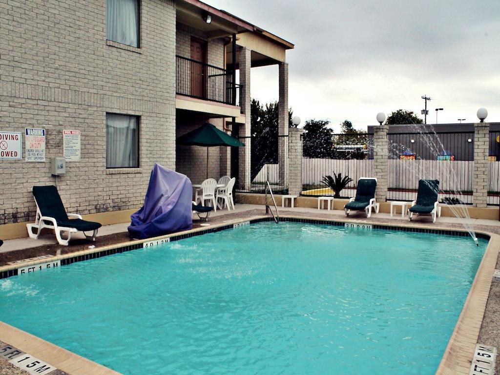Super 8 By Wyndham San Antonio At I-10 Motel Bagian luar foto
